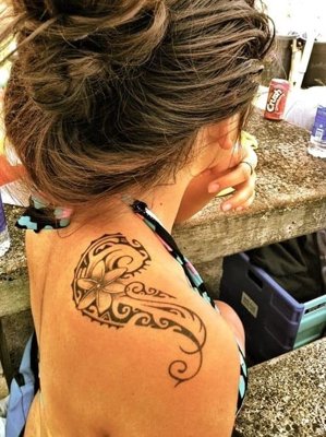  Tatouage maori, polynésien avec une fleur sur l'épaule d'une femme